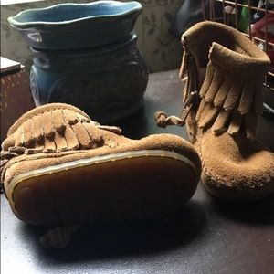 Minnetonka Size 1 Moccasin Boots